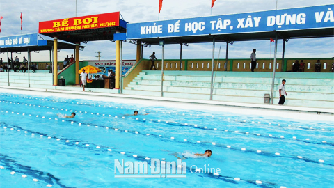 Bể bơi trung tâm huyện Nghĩa Hưng được đầu tư cơ sở vật chất, thiết bị hiện đại, thường xuyên thu hút thanh, thiếu niên đến tập luyện.