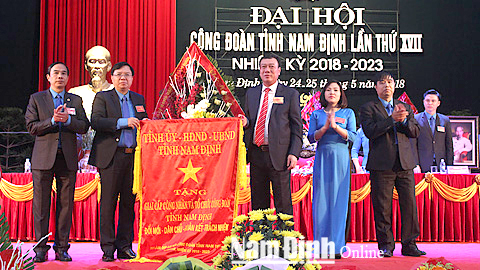 Đồng chí Đoàn Hồng Phong, Ủy viên BCH Trung ương Đảng, Bí thư Tỉnh ủy, Trưởng đoàn Đoàn ĐBQH của tỉnh tặng bức trướng cho Đại hội.
