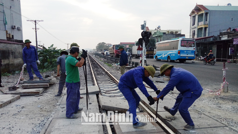Nhân viên Cty CP Đường sắt Hà Ninh tu sửa hạ tầng đường sắt.