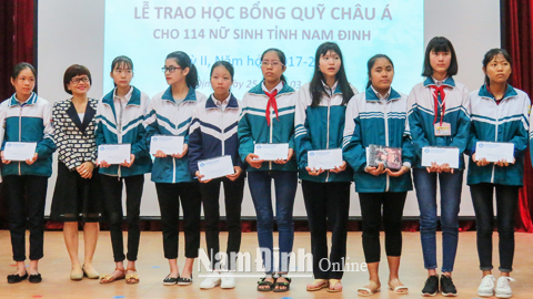 Các học sinh nữ có hoàn cảnh khó khăn vươn lên học giỏi của tỉnh được nhận học bổng Quỹ châu Á.