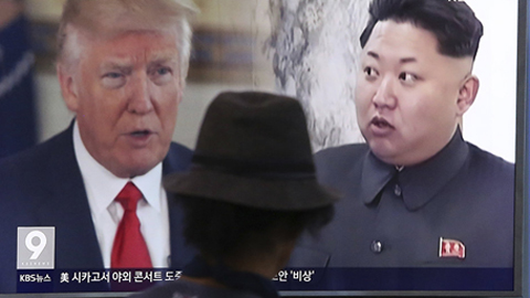 Hình ảnh Tổng thống Mỹ Donald Trump và nhà lãnh đạo Triều Tiên Kim Jong-un trên truyền hình Hàn Quốc. Ảnh: AP