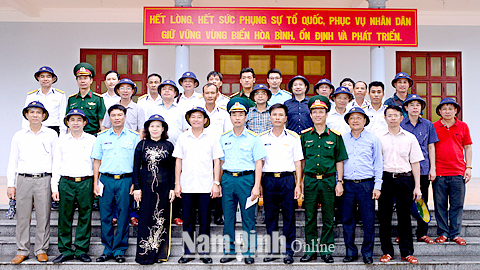 Đoàn công tác của tỉnh chụp ảnh với cán bộ, chiến sĩ con em quê hương Nam Định đang công tác trên đảo Trường Sa lớn.