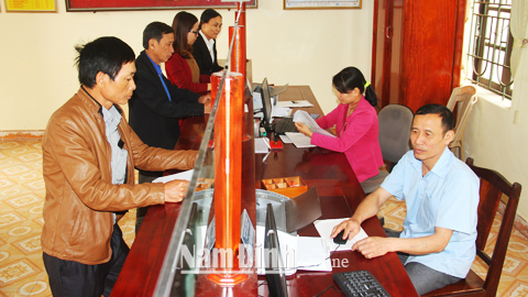 Cán bộ tư pháp xã Tam Thanh (Vụ Bản) giải quyết thủ tục hành chính phục vụ nhân dân.