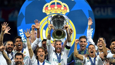Các cầu thủ Real nâng cao chiếc cúp vô địch Champions League.
