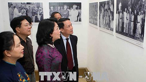  Phó Chủ tịch nước Đặng Thị Ngọc Thịnh và các đại biểu tại triển lãm ảnh “70 năm thi đua yêu nước”. Ảnh: TTXVN