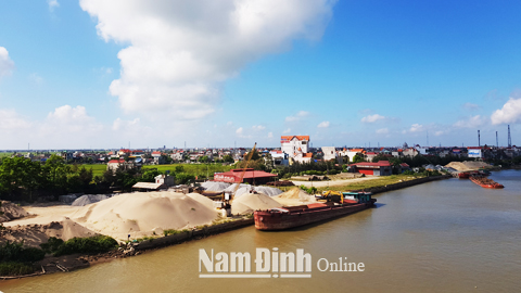 Khai thác và vận chuyển cát trên sông Ninh Cơ tại bãi vật liệu xây dựng xã Xuân Ninh (Xuân Trường).
