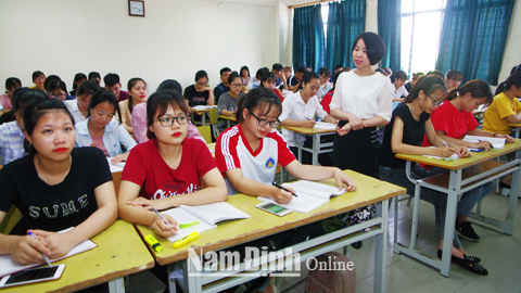 Một buổi lên lớp của đảng viên trẻ Chu Thị Thơm, giảng viên Khoa Khoa học cơ bản, Trường Đại học Điều dưỡng Nam Định.  Bài và ảnh: Hoàng Tuấn