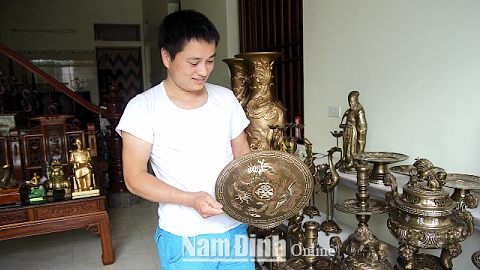 Anh Phạm Đức Tuân, tổ dân phố số 6, làng Vạn Điểm, Thị trấn Lâm (Ý Yên) giới thiệu các sản phẩm đồ đồng của gia đình.