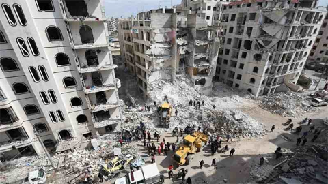 Các nhóm cứu hộ dọn dẹp hiện trường của vụ nổ tại trung tâm TP Idlib, Syria. (Ảnh: Getty)