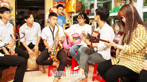 Một buổi sinh hoạt của CLB âm nhạc Giao Thủy tại Trung tâm âm nhạc Alton, Thị trấn Ngô Đồng (Giao Thủy).