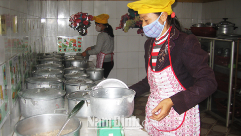 Chuẩn bị bữa ăn bán trú cho các cháu Trường Mầm non Nam Vân (TP Nam Định).