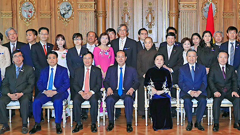 Chủ tịch nước Trần Đại Quang đến thăm và nói chuyện với cán bộ, nhân viên Đại sứ quán Việt Nam và bà con Việt kiều tại Nhật Bản trước khi kết thúc chuyến thăm.
