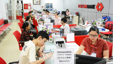 Chi nhánh TechcomBank Nam Định nỗ lực cải cách thủ tục hành chính, tạo thuận lợi cho khách hàng đến giao dịch.  Bài và ảnh: Văn Đại