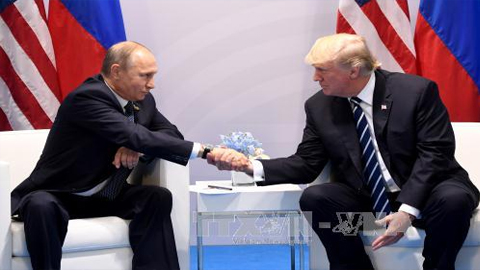 Tổng thống Nga Vladimir Putin (trái) và Tổng thống Mỹ Donald Trump trong cuộc gặp tại Hamburg, Đức ngày 7/7/2017. Ảnh: AFP/TTXVN