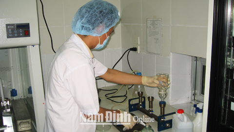 Xét nghiệm mẫu nước tại Trung tâm Y tế dự phòng tỉnh.