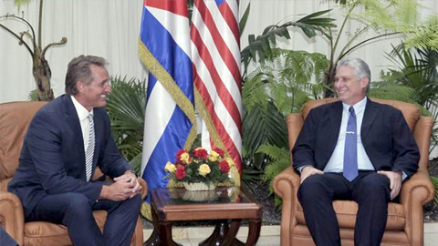 Chủ tịch Cu-ba Ð.Ca-nên (bên phải) tiếp Thượng nghị sĩ Mỹ G.Phlếch tại thủ đô La Ha-ba-na, Cu-ba. Ảnh CUBASI