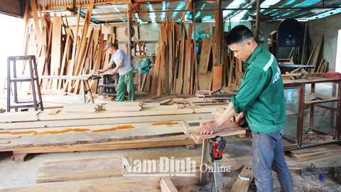 Sản xuất đồ gỗ tại Cty TNHH Xây dựng và Thương mại Thuận Trường, xã Nghĩa Thái (Nghĩa Hưng).
