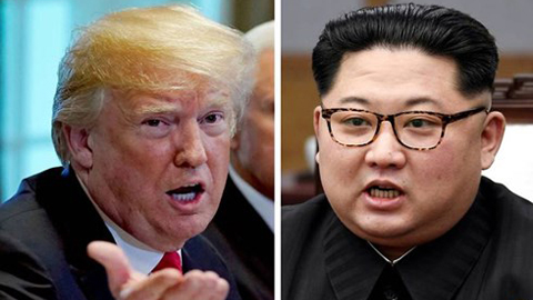 Tổng thống Mỹ Đô-nan Trăm (trái) và nhà lãnh đạo Triều Tiên Kim Dâng-un. Ảnh: Roi-tơ
