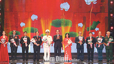 Chủ tịch nước Trần Đại Quang tặng hoa, tuyên dương các gương điển hình trong một số lĩnh vực tiêu biểu. Ảnh: Doãn Tấn - TTXVN