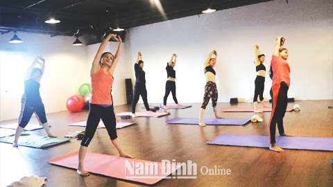 Một buổi tập yoga tại CLB Micom Fitness Yoga.