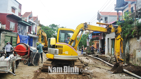 Đẩy nhanh tiến độ thi công xây dựng đường nối khu đô thị trung tâm Thị trấn Liễu Đề (Nghĩa Hưng) với hạ tầng khu dân cư cũ trước mùa mưa bão.