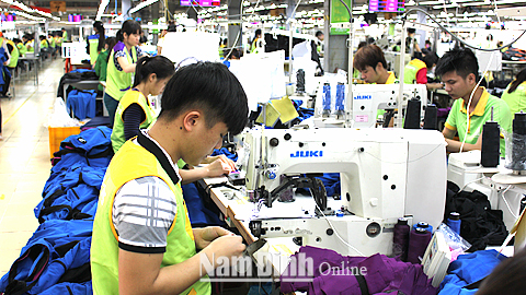 Sản xuất trang phục xuất khẩu tại Cty CP Thể thao thời trang chuyên nghiệp Giao Thủy, Thị trấn Ngô Đồng (Giao Thủy).