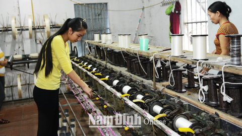 Nguồn vốn từ Ngân hàng CSXH đã giúp gia đình anh chị Phạm Văn Tỉnh ở xã Phương Định (Trực Ninh) có thêm nguồn lực đầu tư phát triển nghề dệt, tạo việc làm, thu nhập ổn định cho hàng chục lao động địa phương.