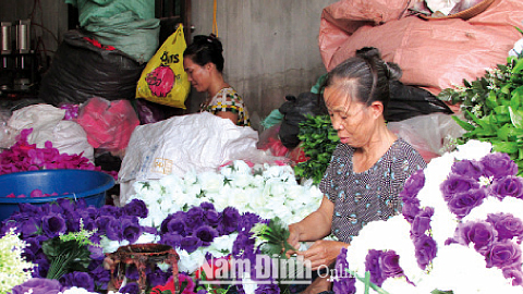 Làng nghề làm hoa lụa Báo Đáp, xã Hồng Quang (Nam Trực).