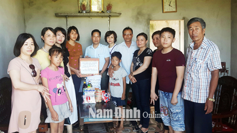 Nhóm Thiện Tâm trao quà cho các học sinh mồ côi ở xã Nghĩa Tân (Nghĩa Hưng).