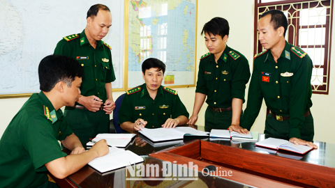 Cán bộ, chiến sĩ Đồn Biên phòng Ba Lạt (BĐBP tỉnh) bàn phương án giữ gìn ANTT khu vực Đồn quản lý.