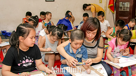 Lớp học vẽ ở Nhà Văn hóa Thiếu nhi Thành phố Nam Định.