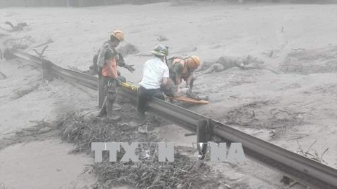 Lực lượng cứu hộ giải cứu nạn nhân sau vụ núi lửa Fuego phun trào tại Guatemala ngày 6/6. Ảnh: EPA/TTXVN 