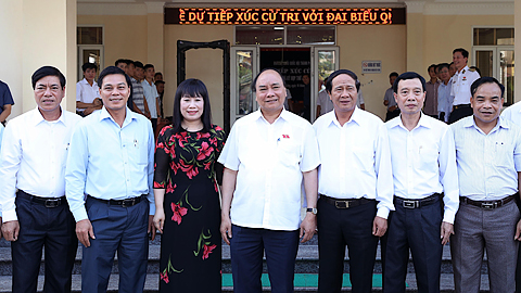 Thủ tướng Nguyễn Xuân Phúc và các đại biểu tại buổi tiếp xúc cử tri huyện Tiên Lãng (Thành phố Hải Phòng).