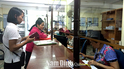 Đa số người dân vẫn trực tiếp sử dụng dịch vụ hành chính công tại bộ phận “một cửa” Thành phố Nam Định.