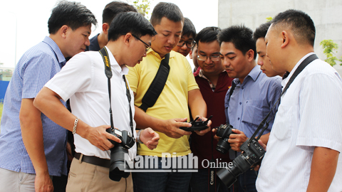 Phóng viên Báo Nam Định nghiên cứu ứng dụng công nghệ hiện đại để nâng cao chất lượng ảnh báo chí.