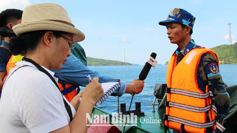 Tác giả (bên phải) phỏng vấn lực lượng Cảnh sát biển về các biện pháp chống buôn lậu xăng dầu tại vùng biển, đảo Tây Nam Tổ quốc.
