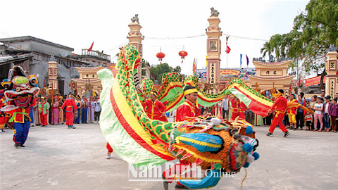 Múa rồng tại lễ hội làng Vĩnh Lại.