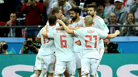 Các cầu thủ Tây Ban Nha ăn mừng bàn thắng của Diego Costa.