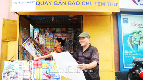 Người dân mua lịch thi đấu World Cup tại các quầy báo tại Thành phố Nam Định.