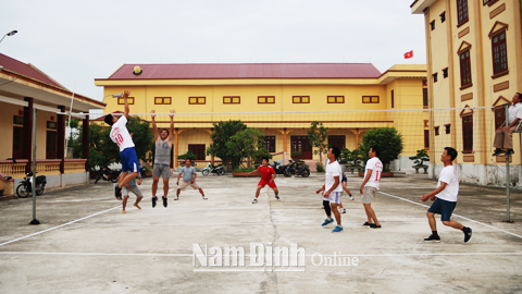 Các thành viên CLB bóng chuyền Thị trấn Liễu Đề trong một buổi tập luyện.
