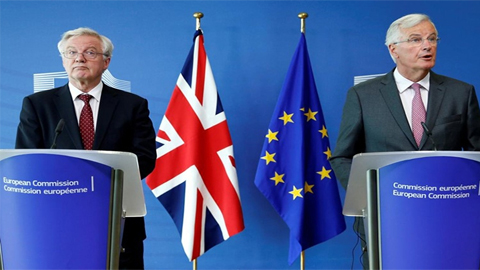 Đại diện EU tại cuộc họp báo công bố tiến trình đàm phán về Brexit.