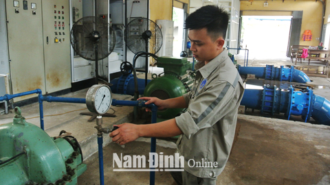 Nhân viên Cty CP Cấp nước Nam Định (TP Nam Định) kiểm tra áp lực nước tại trạm bơm cấp nước.