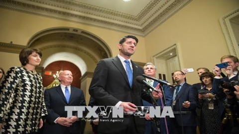 Chủ tịch Hạ viện Mỹ Paul Ryan (giữa) trong một cuộc họp báo tại Washington DC. Ảnh: UPI-Yonhap/TTXVN 