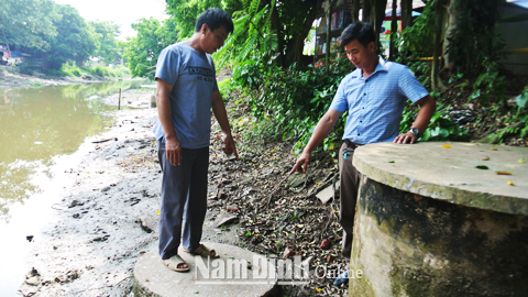 Để đảm bảo nguồn nước sinh hoạt hằng ngày, hầu hết người dân xã Giao Thanh (Giao Thuỷ) đều phải xây dựng bể lọc tự chế để có thể sử dụng nguồn nước từ sông CA7.