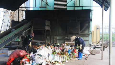Vận hành lò đốt rác LOSHIO, sản phẩm do Cty TNHH Tân Thiên Phú, Xuân Tiến (Xuân Trường) sản xuất được Cục Sở hữu trí tuệ (Bộ KH và CN) cấp văn bằng độc quyền sáng chế.