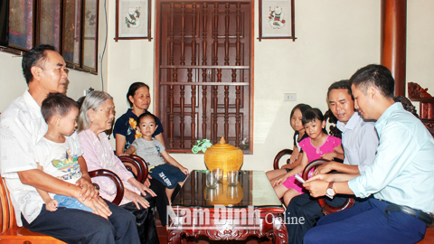 Cán bộ văn hóa xã hội xã Yên Khánh, huyện Ý Yên (ngoài cùng bên phải) tuyên truyền về tiêu chí xây dựng gia đình văn hóa cho người dân.