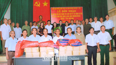 Hội thánh Tin lành Bap-tít sứ mệnh Hà Nội trao quà cho các nạn nhân CĐDC huyện Ý Yên.  Ảnh: Do cơ sở cung cấp