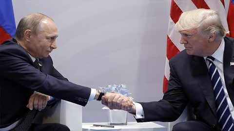Tổng thống Nga Putin (bên trái) và người đồng cấp Mỹ Trump. (Ảnh: TASS)