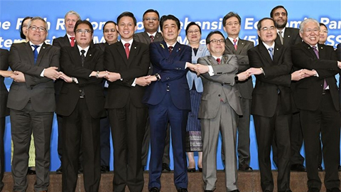 Thủ tướng Nhật Bản S.A-bê (ở giữa) và đại diện các nước dự Hội nghị đàm phán RCEP tại Tô-ki-ô, Nhật Bản. Ảnh AP