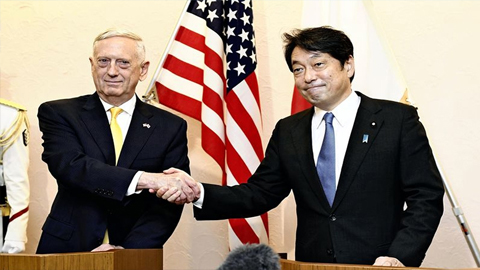 Bộ trưởng Quốc phòng Nhật Bản I.Ô-nô-đê-ra (bên phải) và người đồng cấp Mỹ G.Ma-tít tại cuộc họp báo chung ở Tô-ki-ô, Nhật Bản. Ảnh JN